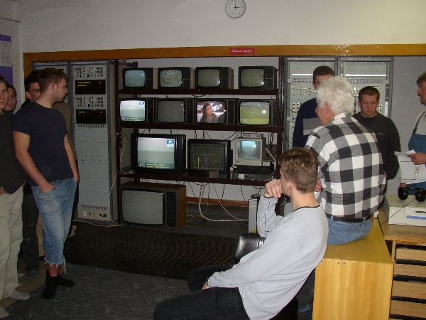 600x450 pixels (117K)
